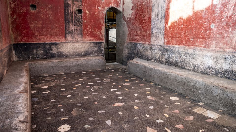 ベンチ付きの更衣室。30人が利用できたと考えられる/Parco archeologico di Pompei