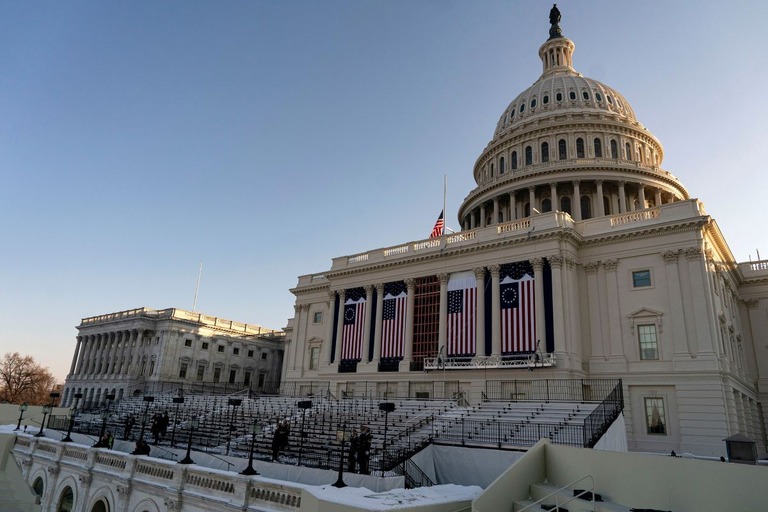 第６０回米大統領就任式を２０日に控え、星条旗が掲げられた連邦議会議事堂/Al Drago/Bloomberg via Getty Images via CNN Newsource