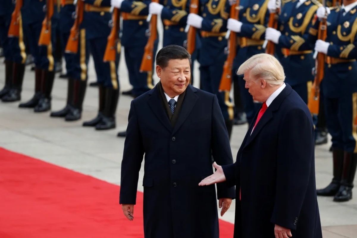 歓迎式典に参加したトランプ大統領(当時)と習近平・国家主席=2017年、中国・北京/Damir Sagolj/Reuters