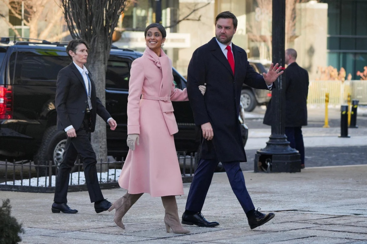 J・D・バンス副大統領の妻、ウーシャ夫人はジャクリーン・ケネディ氏をほうふつとさせるオスカー・デ・ラ・レンタのパステルピンクのカシミアコートドレスにスエードのブーツを合わせた/Jeenah Moon/Reuters