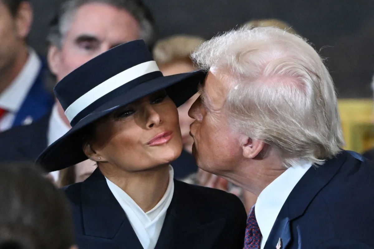 第47代大統領の宣誓を行う直前にメラニア夫人にキスをするトランプ氏/Saul Loeb/Pool/AFP/Getty Images