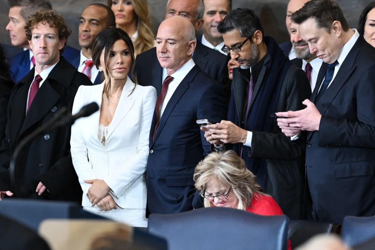 左からメタのマーク・ザッカーバーグCEO、ローレン・サンチェス氏、アマゾン創業者ジェフ・ベゾス氏、グーグルのスンダー・ピチャイCEO、テスラおよびスペースXのイーロン・マスクCEO/Saul Loeb/POOL/AFP/Getty Images