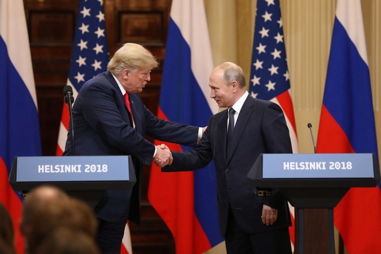 握手をかわす米国のトランプ大統領（当時）とロシアのプーチン大統領＝２０１８年７月、フィンランド・ヘルシンキ/Chris Ratcliffe/Bloomberg/Getty Images