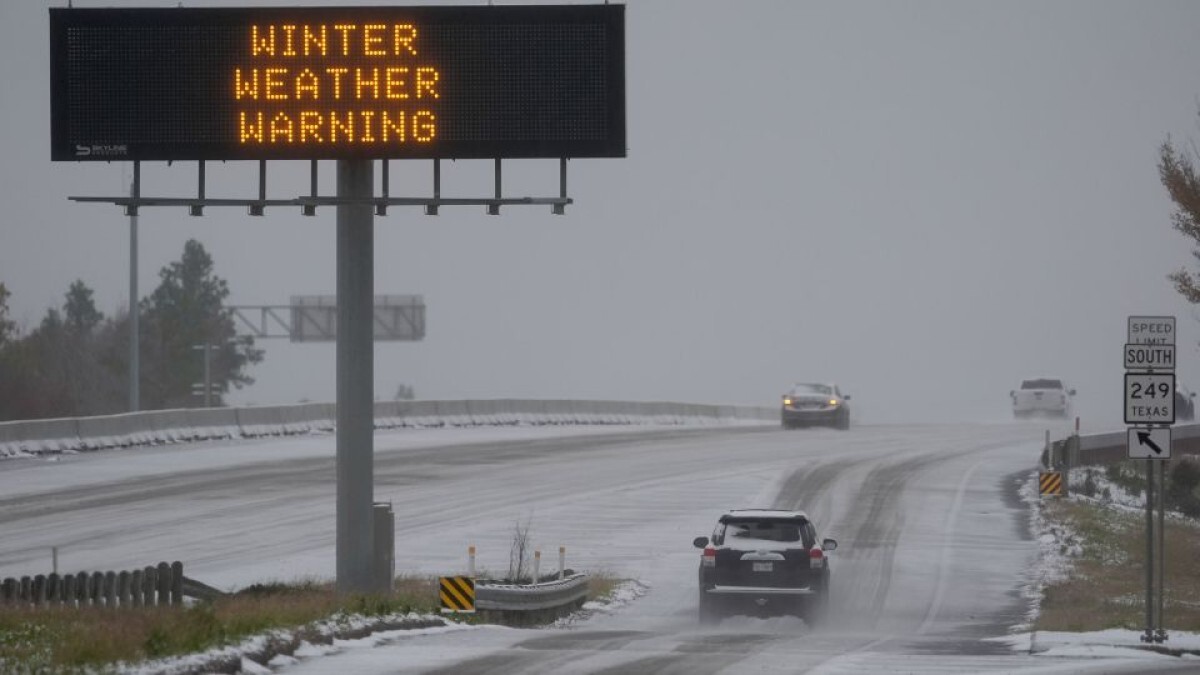 雪に覆われた幹線道路=21日、米南部テキサス州ヒューストン/David J. Phillip/AP