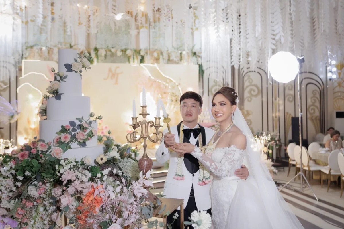 結婚式でキャンドルに点灯するカップル=バンコク/Courtesy of Nina Chetniphat Chuadkhunthod