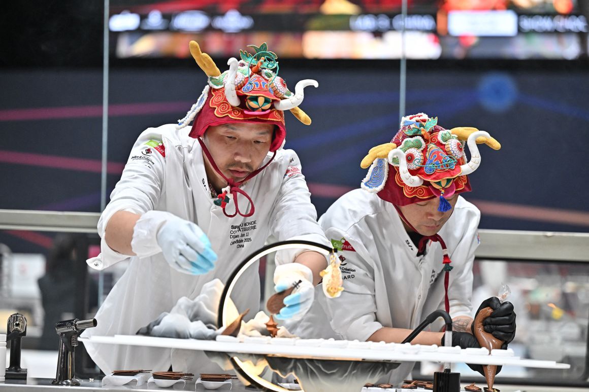 お祝いの帽子を身に着け、デザート製作に励む中国代表/Reynaud Julien/APS-Medias/ABACA/Shutterstock