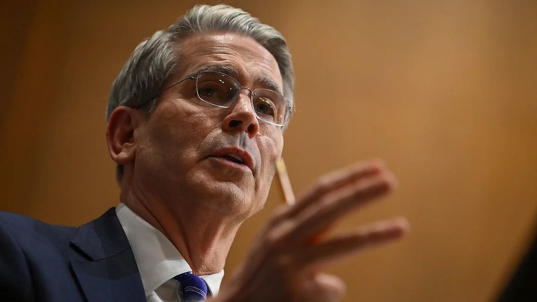 上院財政委員会で証言するスコット・ベッセント氏＝２３日/Andrew Caballero-Reynolds/AFP/Getty Images