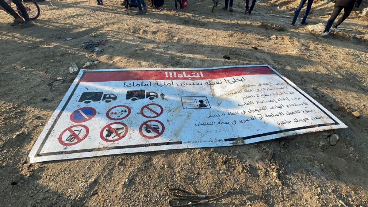 「徐行! 前方に検問所」と表記されたイスラエル軍の標識/Za’anoun/CNN