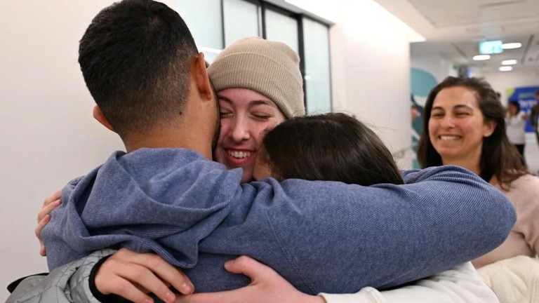 解放されたナアマ・レビさんが愛する人たちと再会する様子＝２５日/Haim Zach/Israeli Government Press Office via Reuters