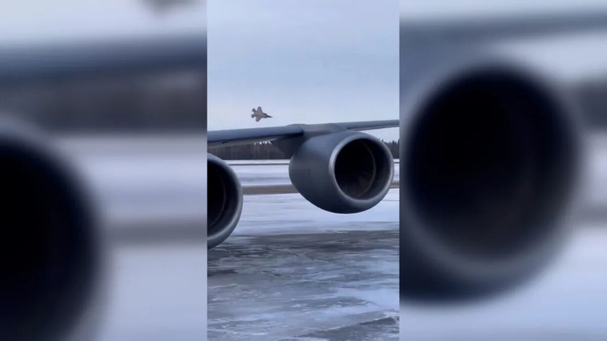 墜落前に急降下するF35戦闘機=28日、アラスカ州/From Social Media