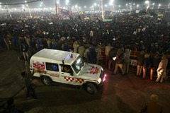 世界最大級の宗教行事で雑踏事故、３５人死亡　インド