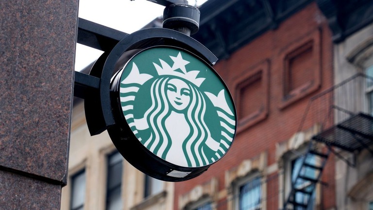 米スターバックスが飲料とフードのメニューを３０％削減する/Meir Chaimowitz/NurPhoto/Shutterstock