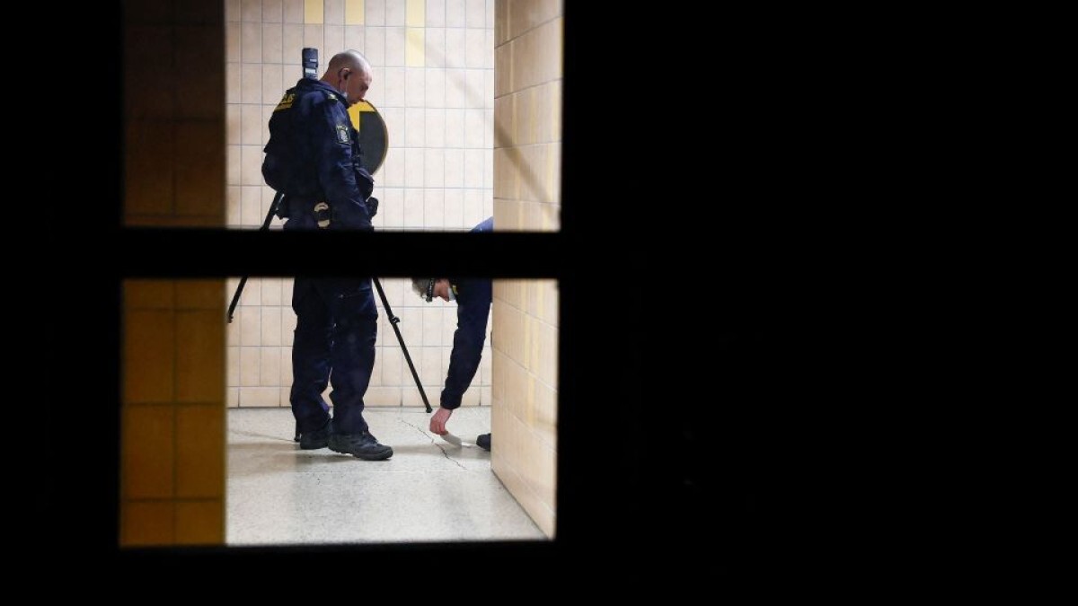 事件現場のアパートを捜査を行う警察官=30日、スウェーデン首都ストックホルム南部
/Stefan Jerrevang/TT News Agency/AFP/Getty Images
