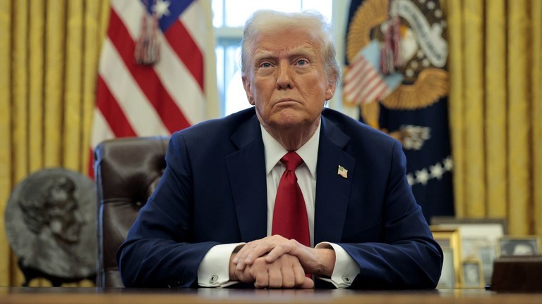 記者会見に臨むトランプ大統領＝1月３０日、米首都ワシントンのホワイトハウス/Chip Somodevilla/Getty Images