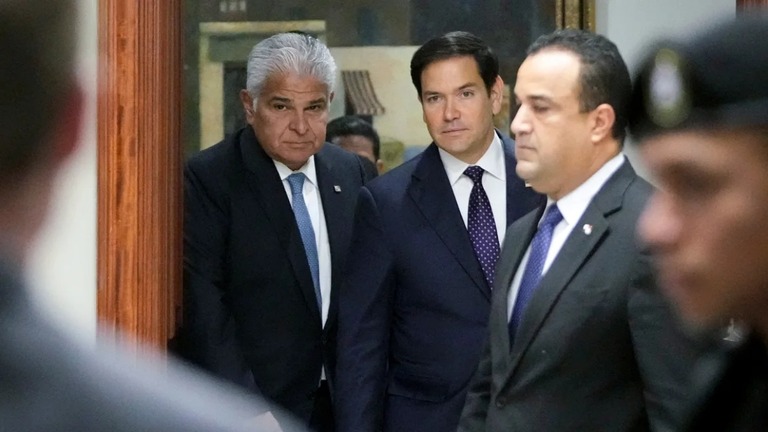 パナマの大統領官邸に到着したパナマのムリノ大統領（左）とルビオ米国務長官＝２日/Mark Schiefelbein/AFP/POOL/Getty Images