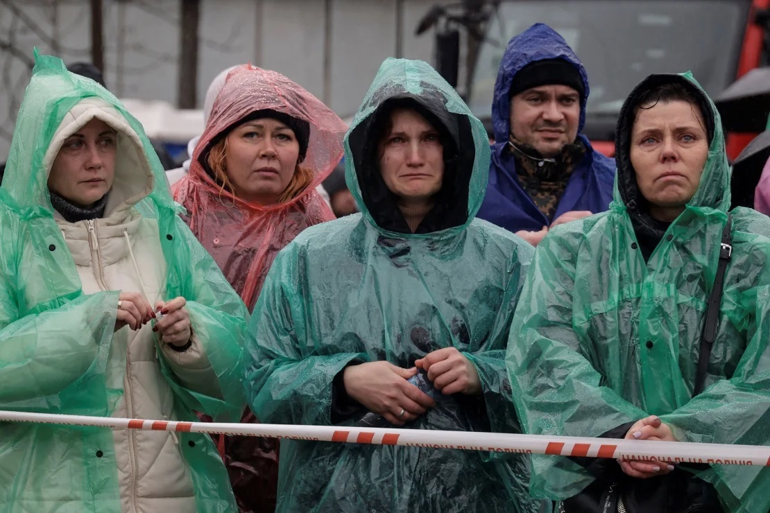 ウクライナ・ポルタバの地元住民ら=1日/Sofiia Gatilova/Reuters