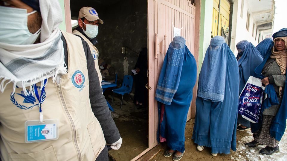 USAIDから供給される月間食糧配給を待つ女性ら=2022年1月、アフガニスタン・カブール南部/Scott Peterson/Getty Images