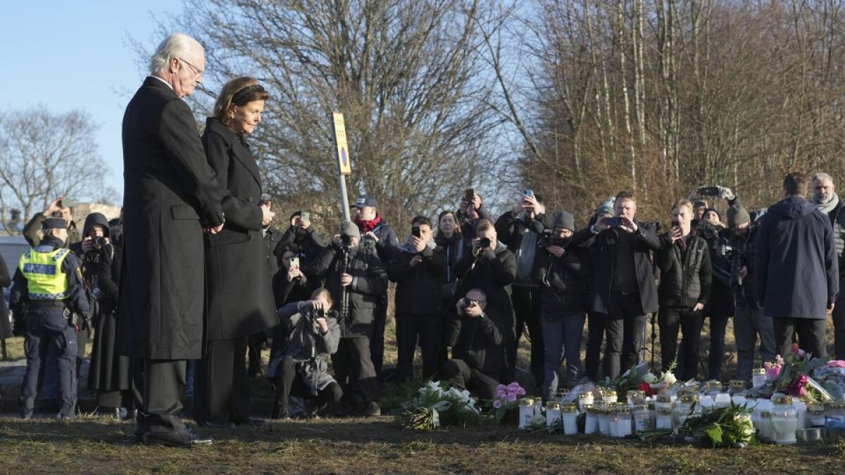銃撃のあった教育施設近くで花を手向けるスウェーデンのカール16世グスタフ国王とシルビア王妃=5日/Sergei Grits/AP