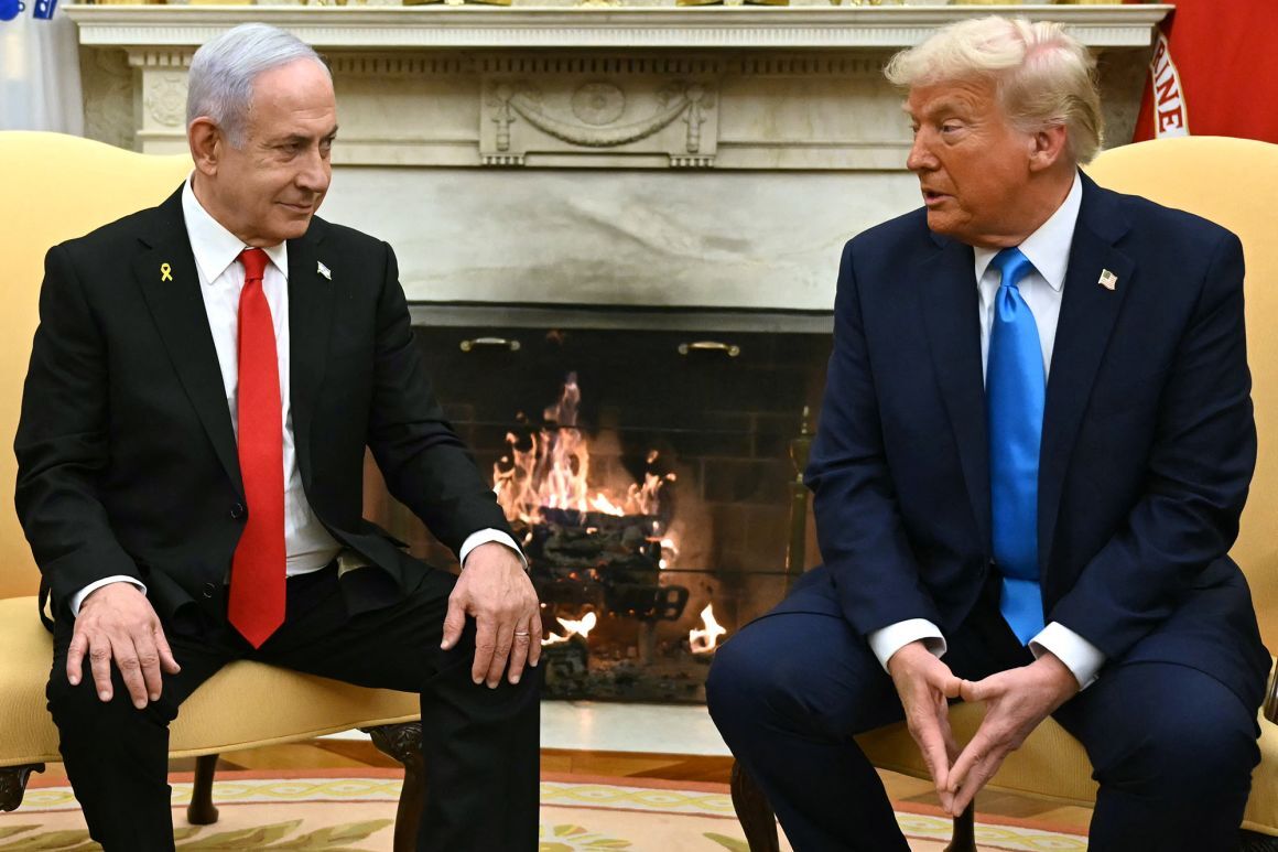 4日、ホワイトハウスで会談するイスラエルのネタニヤフ首相(左)とトランプ米大統領/Andrew Caballero-Reynolds/AFP/Getty Images
