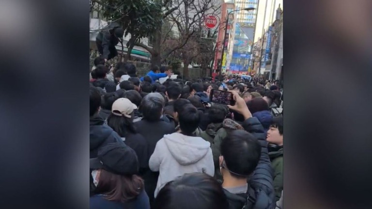米エヌビディアのグラフィックボードを求めて秋葉原に多くの人々が殺到した/Obtained by CNN
