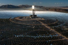 砂漠に現れたＳＦ風の鏡のフィールド、太陽光の未来と謳われるも１１年で閉鎖へ
