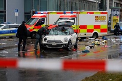 車が群衆に突っ込み２８人負傷、亡命希望のアフガン人拘束　独ミュンヘン
