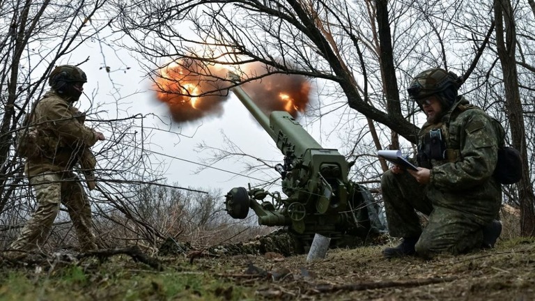 ウクライナ南部ザポリージャ州でロシア軍に向けて発砲する兵士ら＝１月１１日/Reuters
