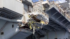 米空母トルーマンの損傷示す写真公開、スエズ運河付近で商船と衝突