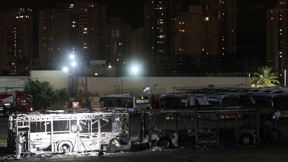 バスが爆発した現場を調べる法科学関係者=テルアビブ南郊バトヤム/Nir Elias/Reuters