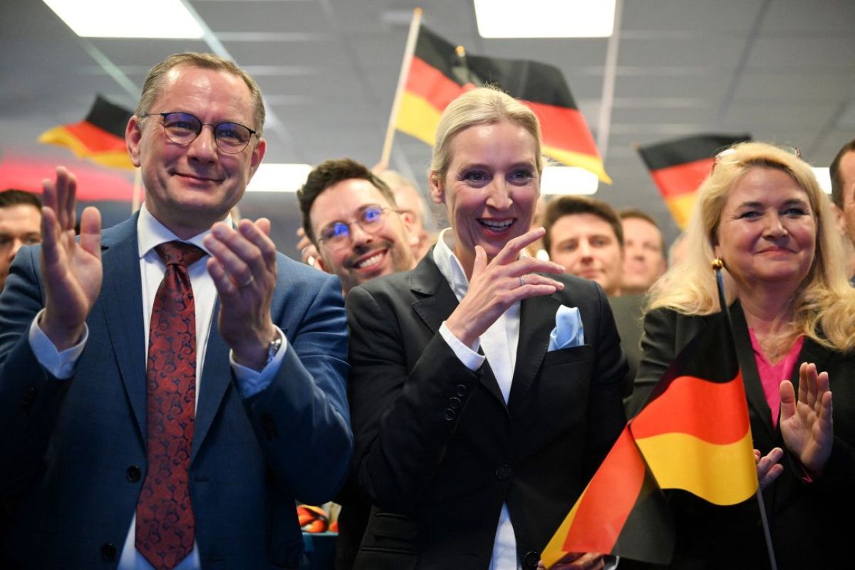 選挙での躍進を喜ぶ「ドイツのための選択肢」のワイデル共同党首やクルパラ共同代表ら=23日、ドイツ首都ベルリン/Soeren Stache/Pool/AFP/Getty Images