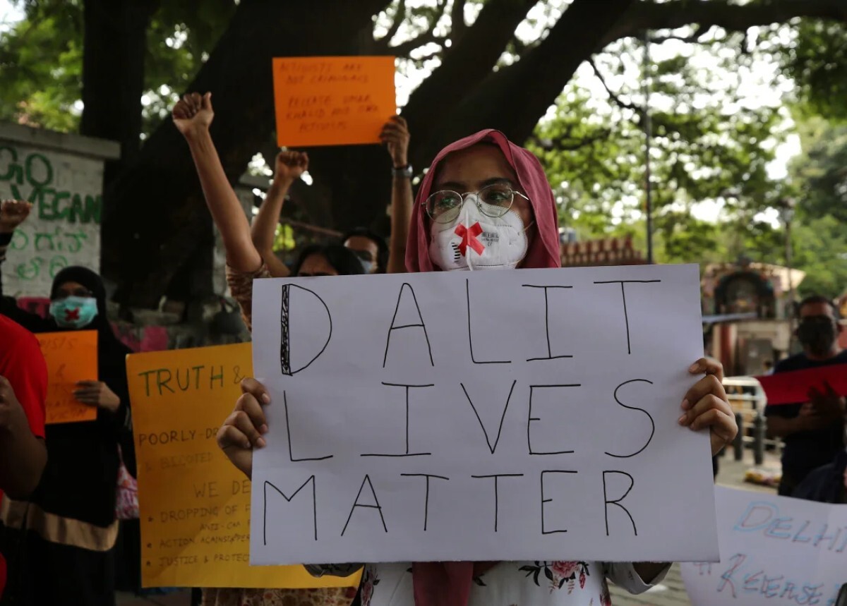 ダリットの女性に対する集団レイプと殺人に抗議するデモ隊＝２０２０年、インド・バンガロール/Aijaz Rahi/AP/File