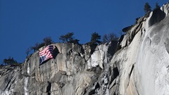 ヨセミテ国立公園名物の滝に上下逆さまの米国旗、その理由は