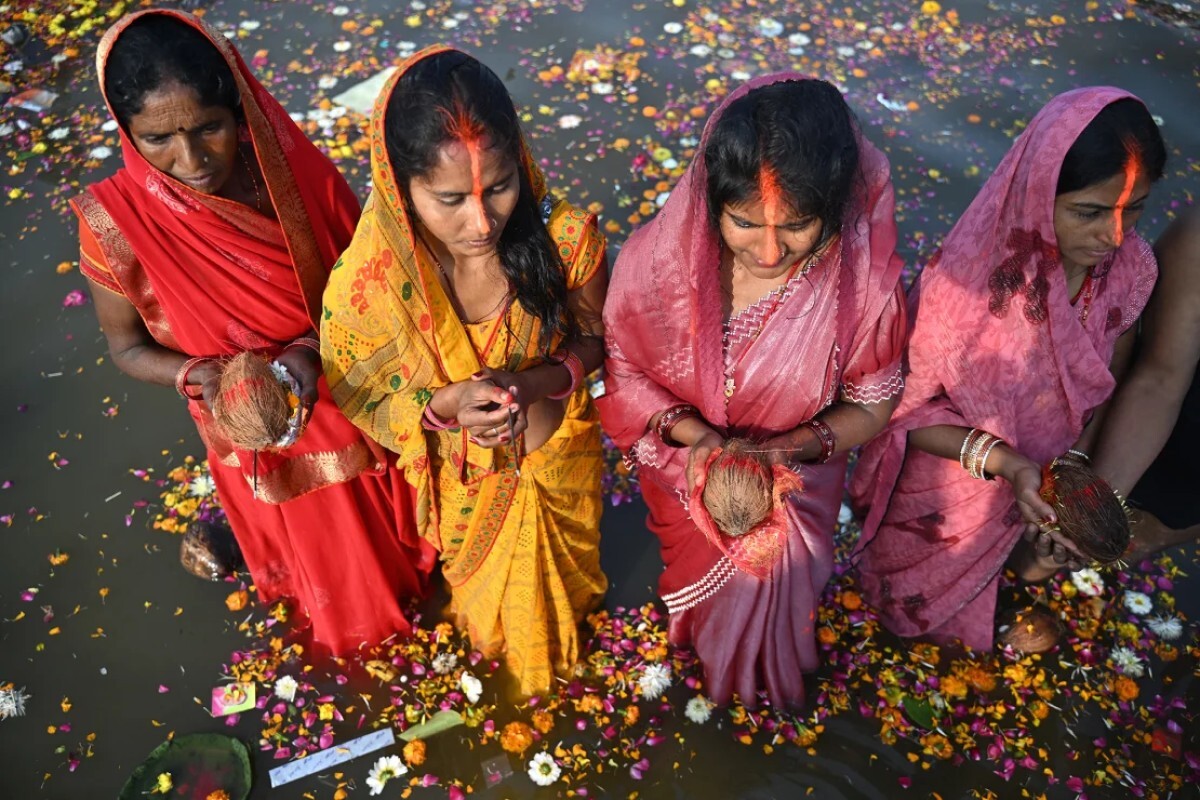 サンガムの水の中に立って祈りを捧げる巡礼者たち=4日/R.Satish Babu/AFP/Getty Images