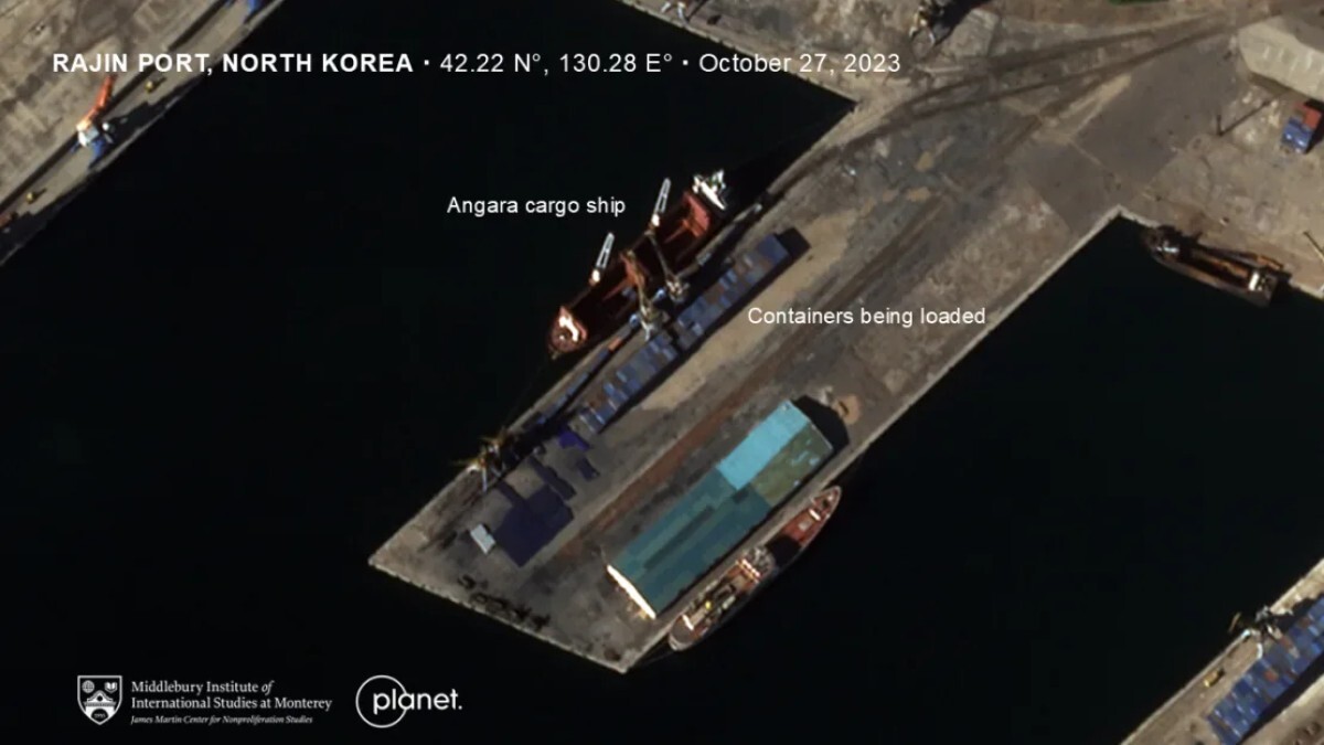 北朝鮮の羅先港で積み込みを行うロシアの貨物船「アンガラ」=2023年10月27日/James Martin Center for Nonproliferation Studies/Planet Labs PBC