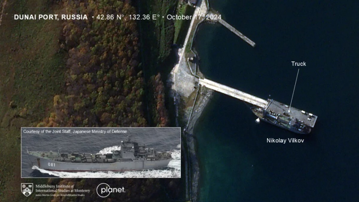 ロシアの揚陸艦に向かってクレーンが伸びている様子が見える。研究者はこの艦艇について「ニコライ・ビルコフ」との見方を示している=10月17日、ドゥナイ港/James Martin Center for Nonproliferation Studies/Planet Labs PBC