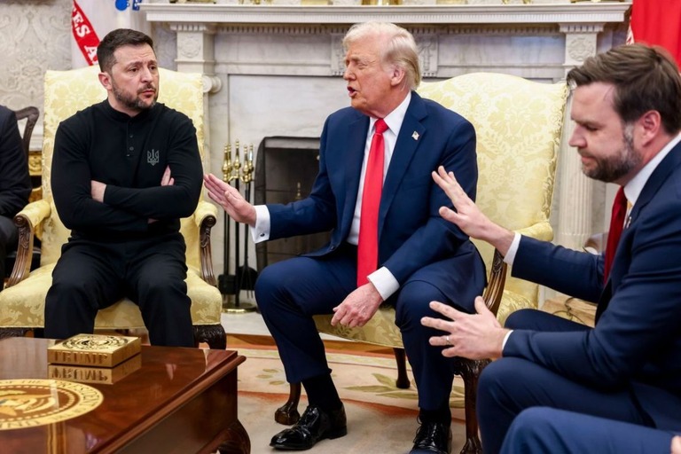 （左から）ゼレンスキー大統領、トランプ大統領、バンス副大統領＝２月２８日、米ホワイトハウスの大統領執務室/Jim Lo Scalzo/EPA/Bloomberg via Getty Images