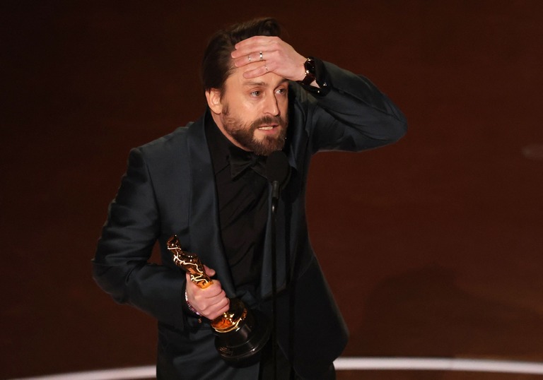 第９７回アカデミー賞で助演男優賞を受賞したキーラン・カルキン＝２日、米ロサンゼルス/Carlos Barria/Reuters via CNN Newsource