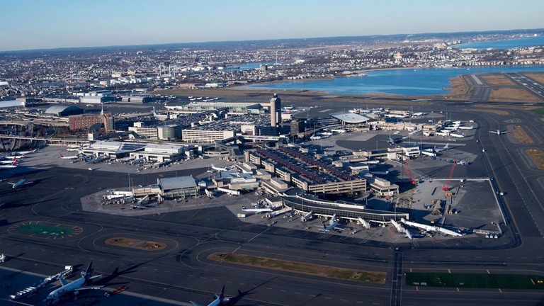 ニューオーリンズへ向かっていた米デルタ航空の旅客機が２日、機内で煙のような臭いが検知されたことを受けてボストン・ローガン国際空港に引き返した/Rick Friedman/Corbis/Getty Images