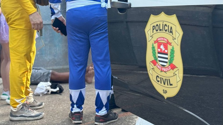 警察車両の近くに立つ、仮装した警官たち/Sao Paulo Police