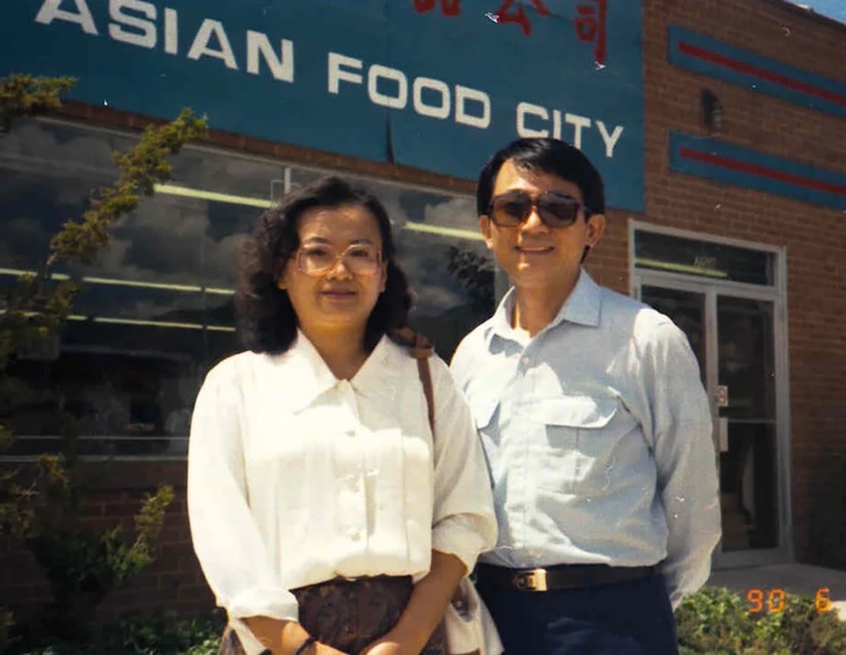 台湾から出国後、米ワシントンで買い物をしていたときの張氏と妻/Courtesy Chang Hsien-yi
