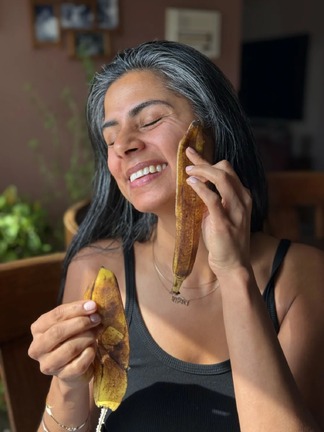 キルティ・テワニさんはバナナの味が嫌いだがバナナの皮には顔のスキンケアに効果があると考えている/Courtesy Kirti Tewani