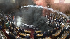 議員が議場で発煙弾投げる、混乱で脳卒中に見舞われる議員も　セルビア
