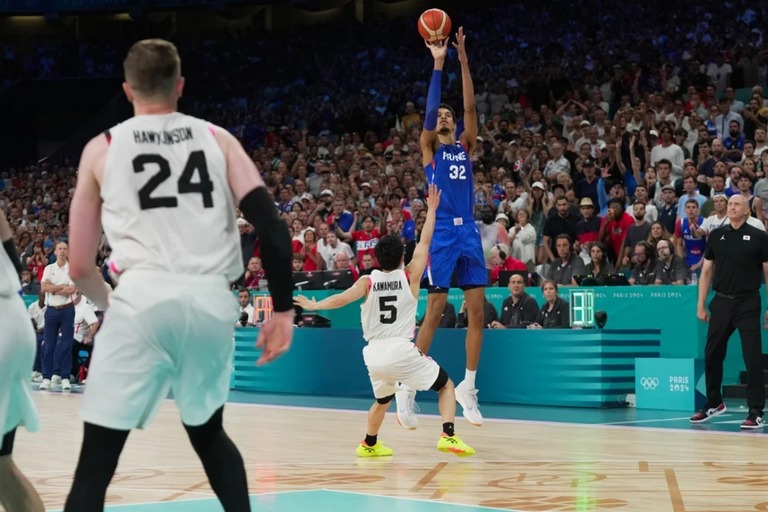 パリ五輪のフランス戦でビクター・ウェンバンヤマにディフェンスする河村＝２０２４年７月３０日/Herve Bellenger/Icon Sport/Icon Sport/Getty Images