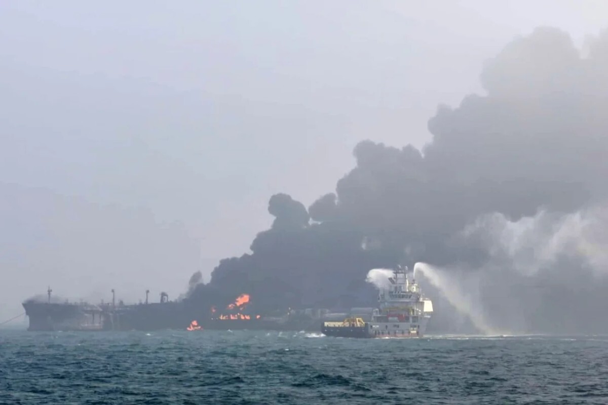北海での10日の衝突後、消防船が鎮火を試みる様子/Bartek Śmiałek/AP
