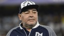 マラドーナ氏の死巡る裁判始まる　ユニホーム姿のファンが裁判所に集結