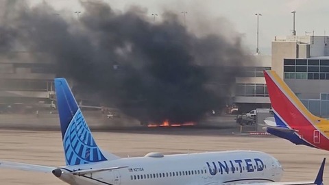 アメリカン航空機、エンジンから出火　米デンバー空港