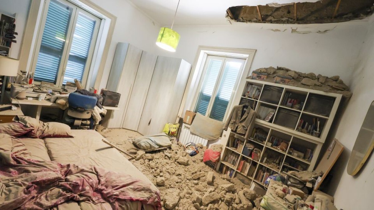 地震の被害を受けたイタリア・ナポリの住宅/Alessandro Garofalo/LaPresse/AP
