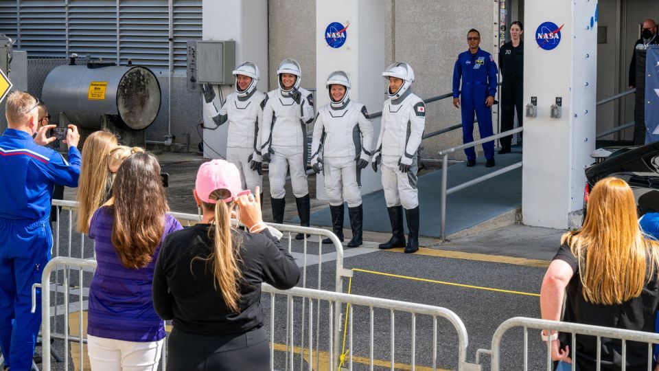 NASAのアン・マクレイン飛行士とニコール・エアーズ飛行士、宇宙航空研究開発機構(JAXA)の大西卓哉飛行士、ロシア宇宙機関ロスコスモスのキリル・ペスコフ飛行士。14日の打ち上げ前の様子/Brandon Bell/Getty Images