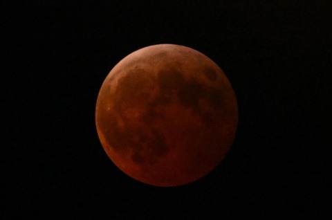 夜空を照らす３月の「ブラッドムーン」