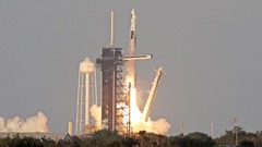 スペースＸの宇宙船「クルードラゴン」、打ち上げ成功　ＩＳＳ滞在ミッションの飛行士入れ替えへ